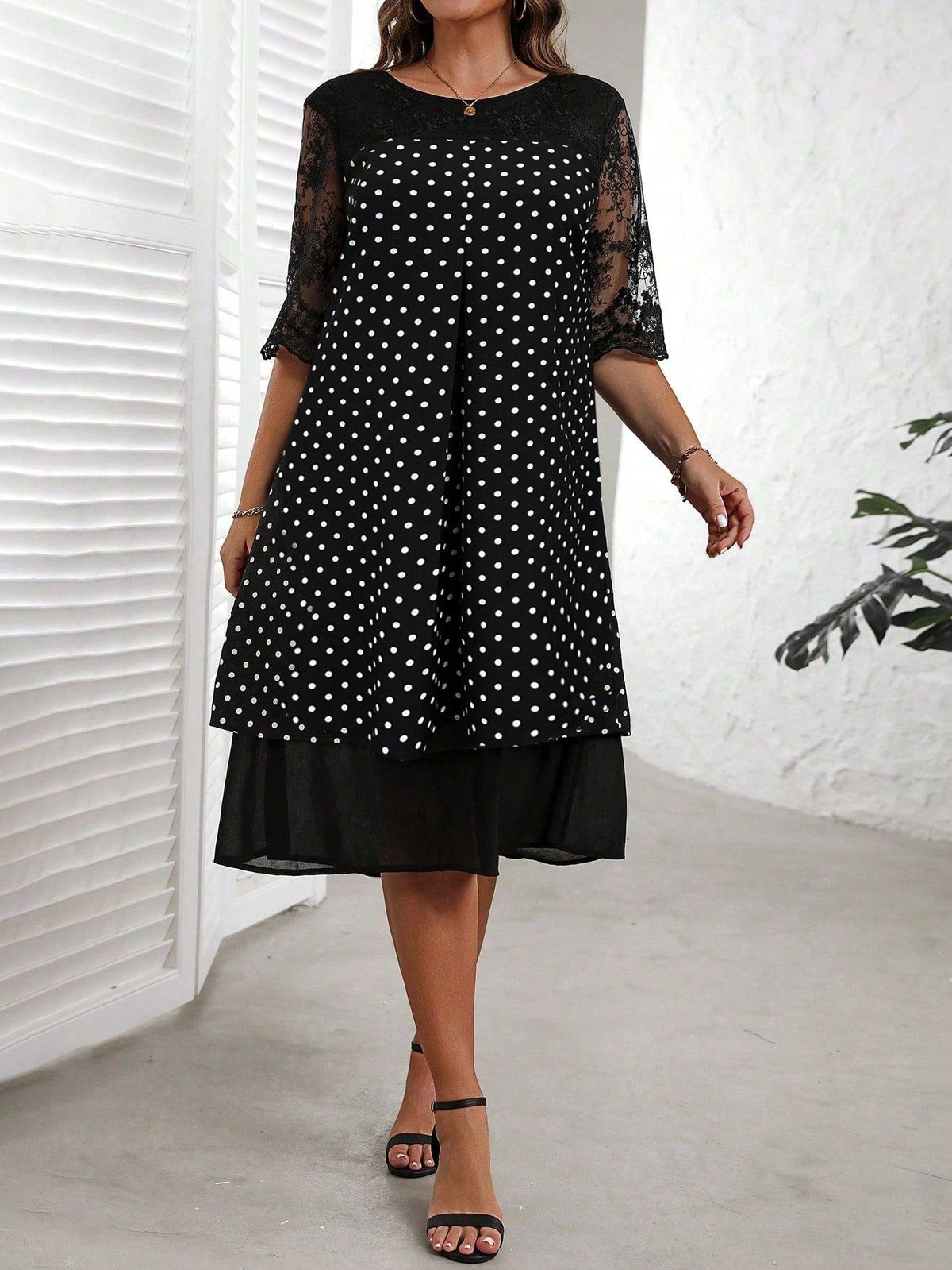 Abito elegante estivo da donna con scollo rotondo, inserti in pizzo e motivo a pois, taglie comode