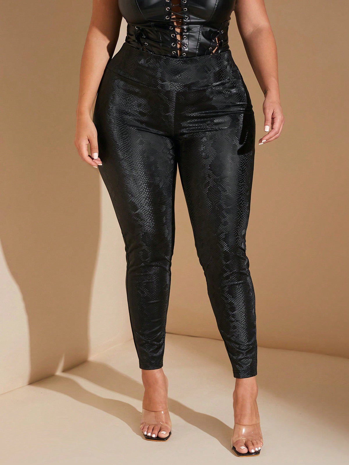Leggings in pelle sintetica a vita alta con stampa animale e di serpente, in nero, per outfit di Ognissanti, taglie comode