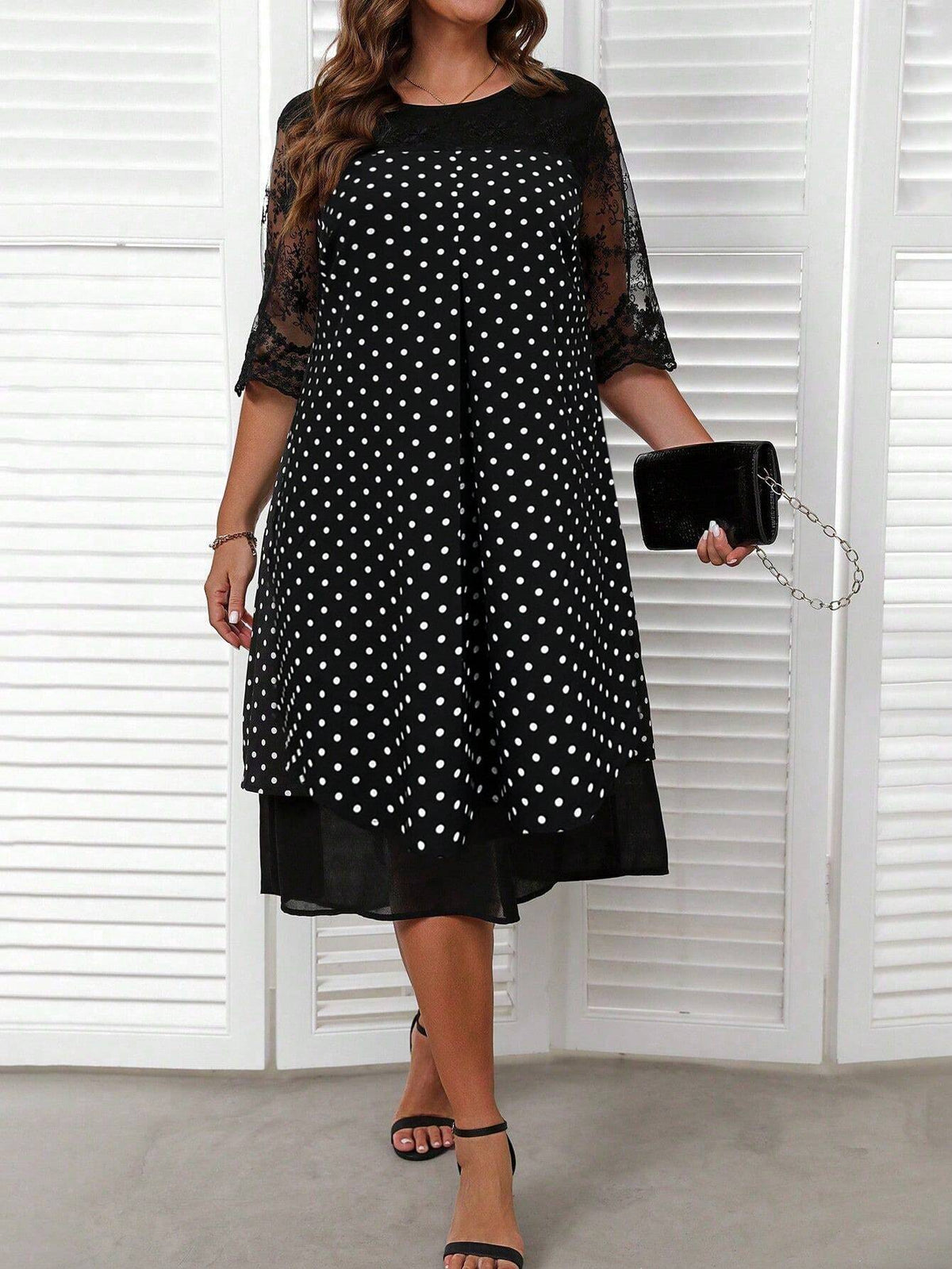 Abito elegante estivo da donna con scollo rotondo, inserti in pizzo e motivo a pois, taglie comode