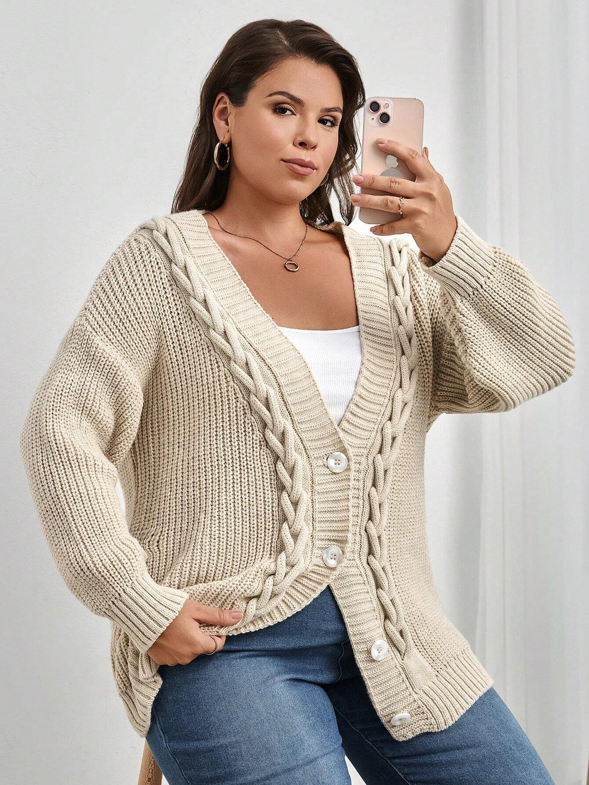 Camicia beige oversize con decorazione a bottoni e disegno con laccio laterale