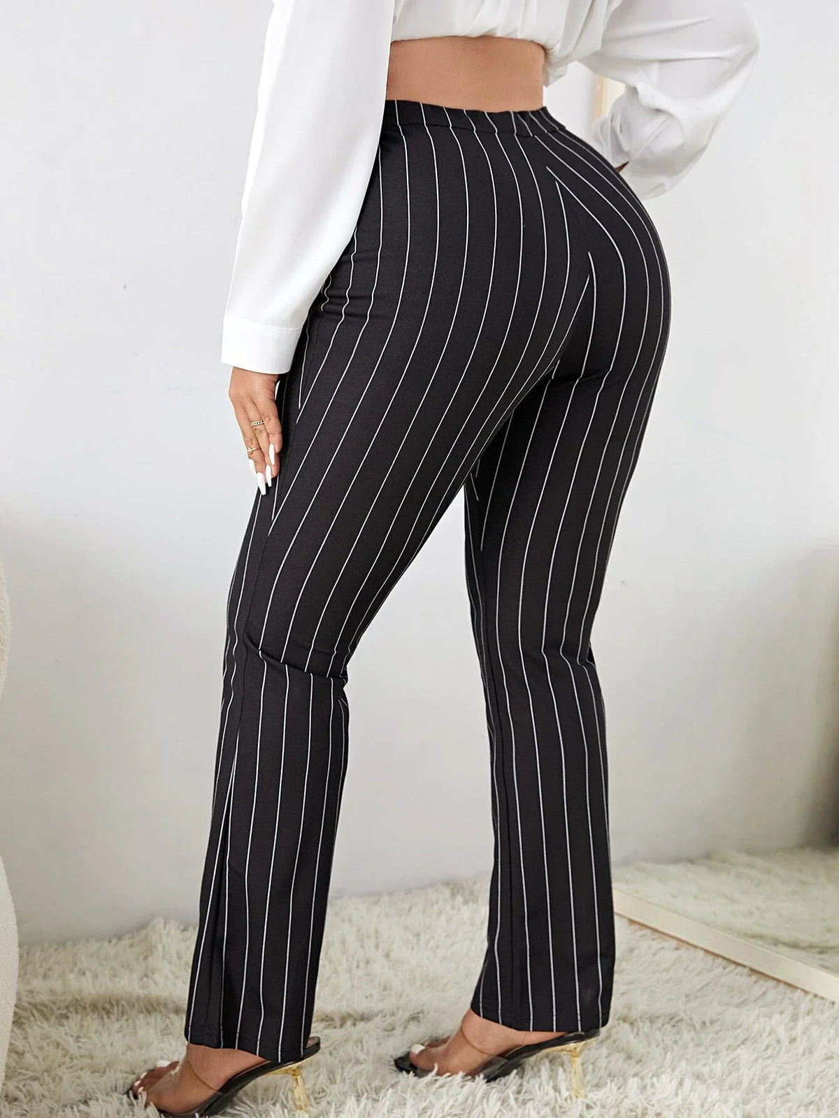 Pantaloni a gamba tagliata vita alta a righe verticali