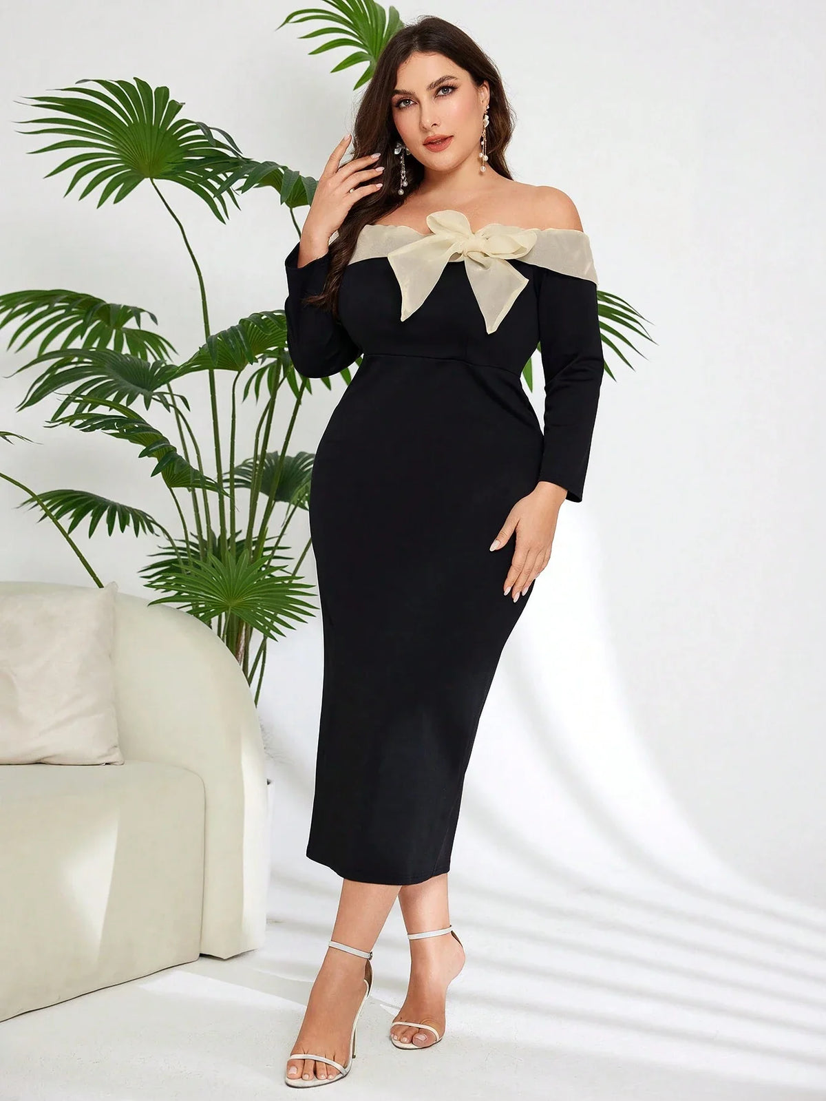 Abito aderente, con spalle scoperte e fiocco frontale plus size